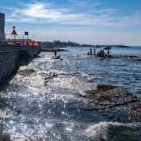 ...e l�area in cui oggi si trova il molo di levante. In entrambi i punti sono tra l�altro ancora ben evidenti le stratificazioni calcaree delle rocce affioranti